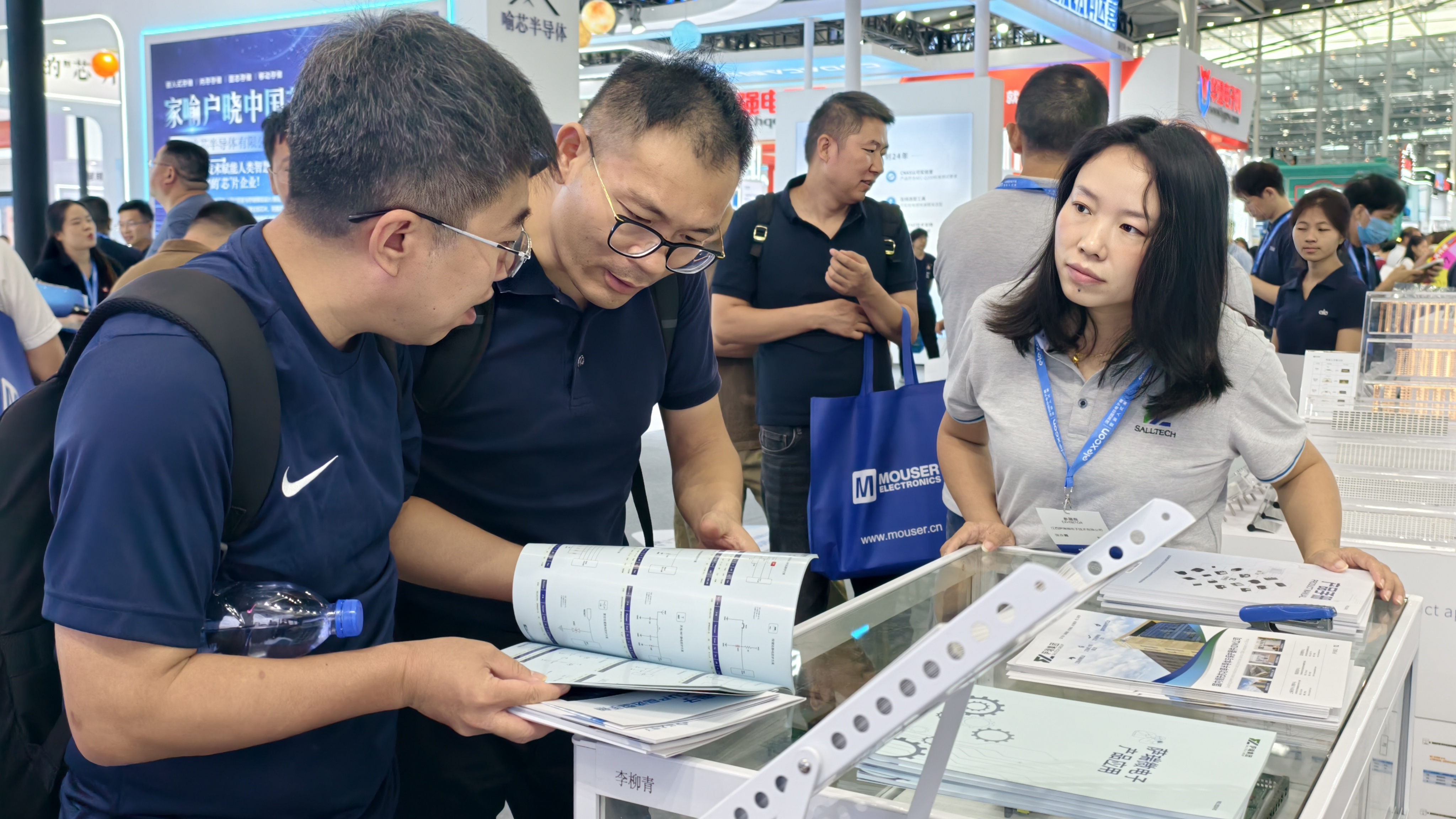 荣耀收官！江西lewin乐玩微电子闪耀 2025 深圳电子展并荣获年度大奖